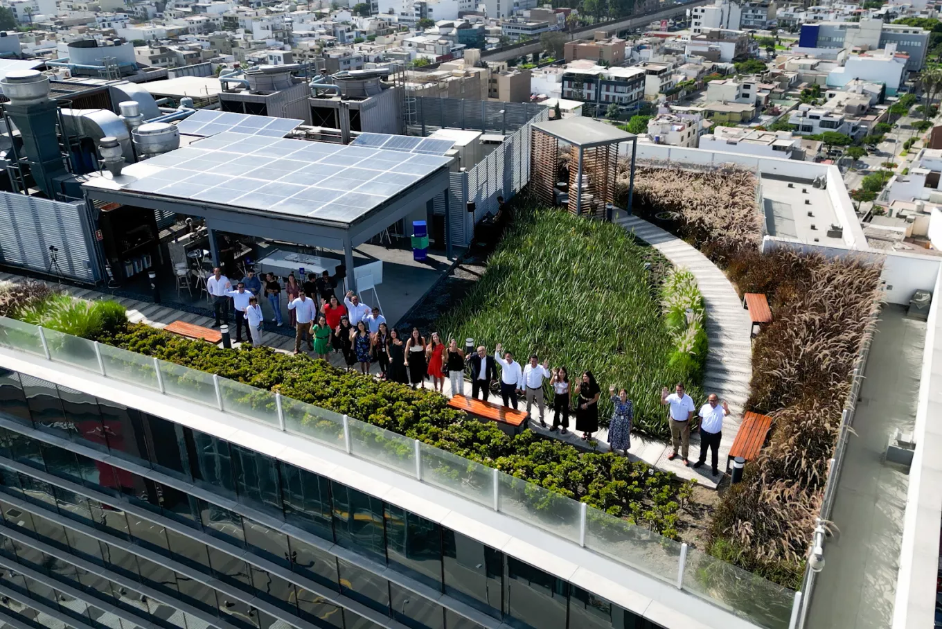 Urbanova & Equans inauguran proyecto de energía renovable que permitirá un ahorro de 8 toneladas en emisiones de CO2e al año